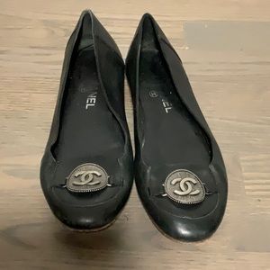 Chanel women’s black ballet flats medallion logo